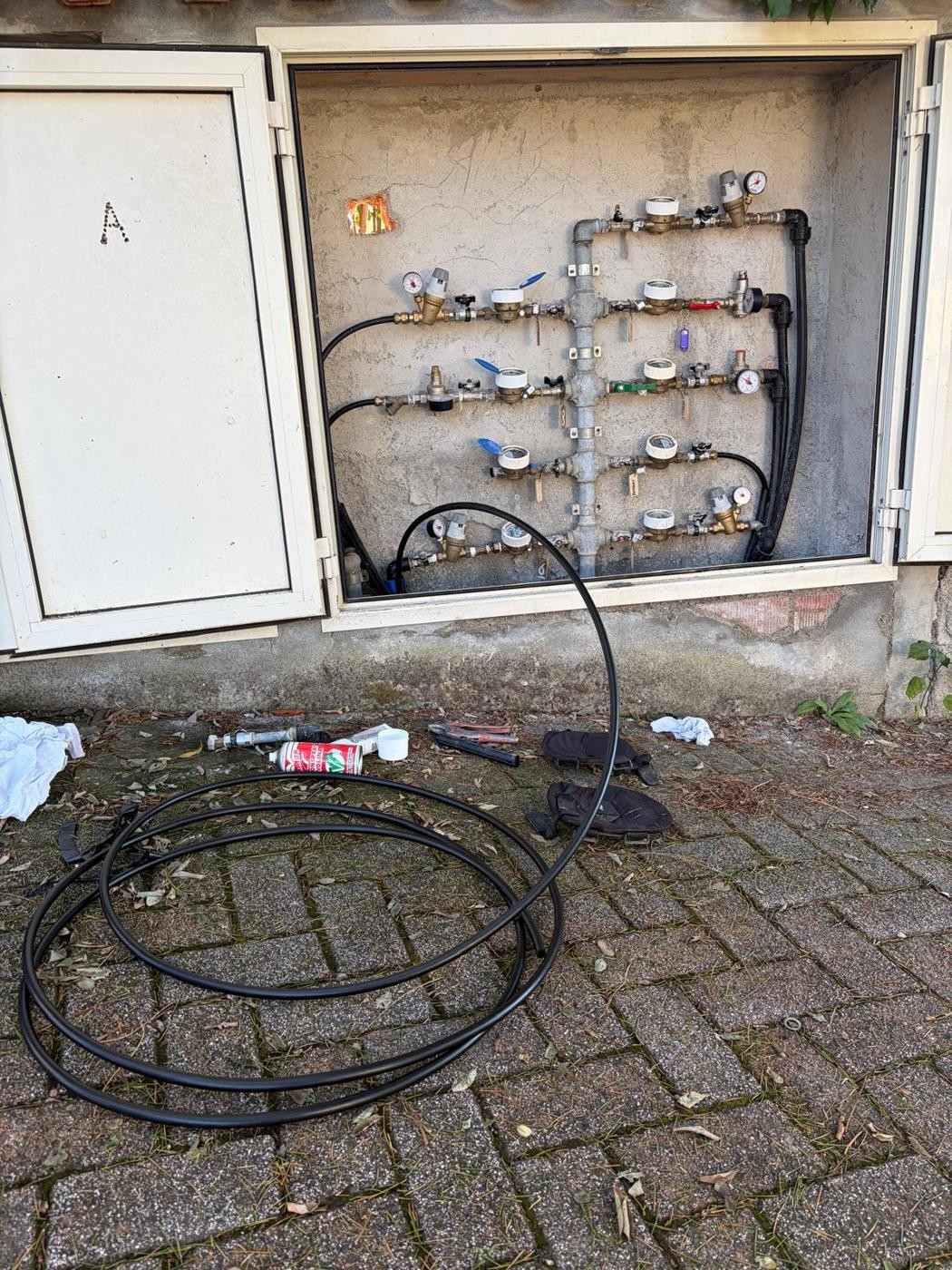 Preparazione e inserimento della nuova tubazione dal vano contatore.