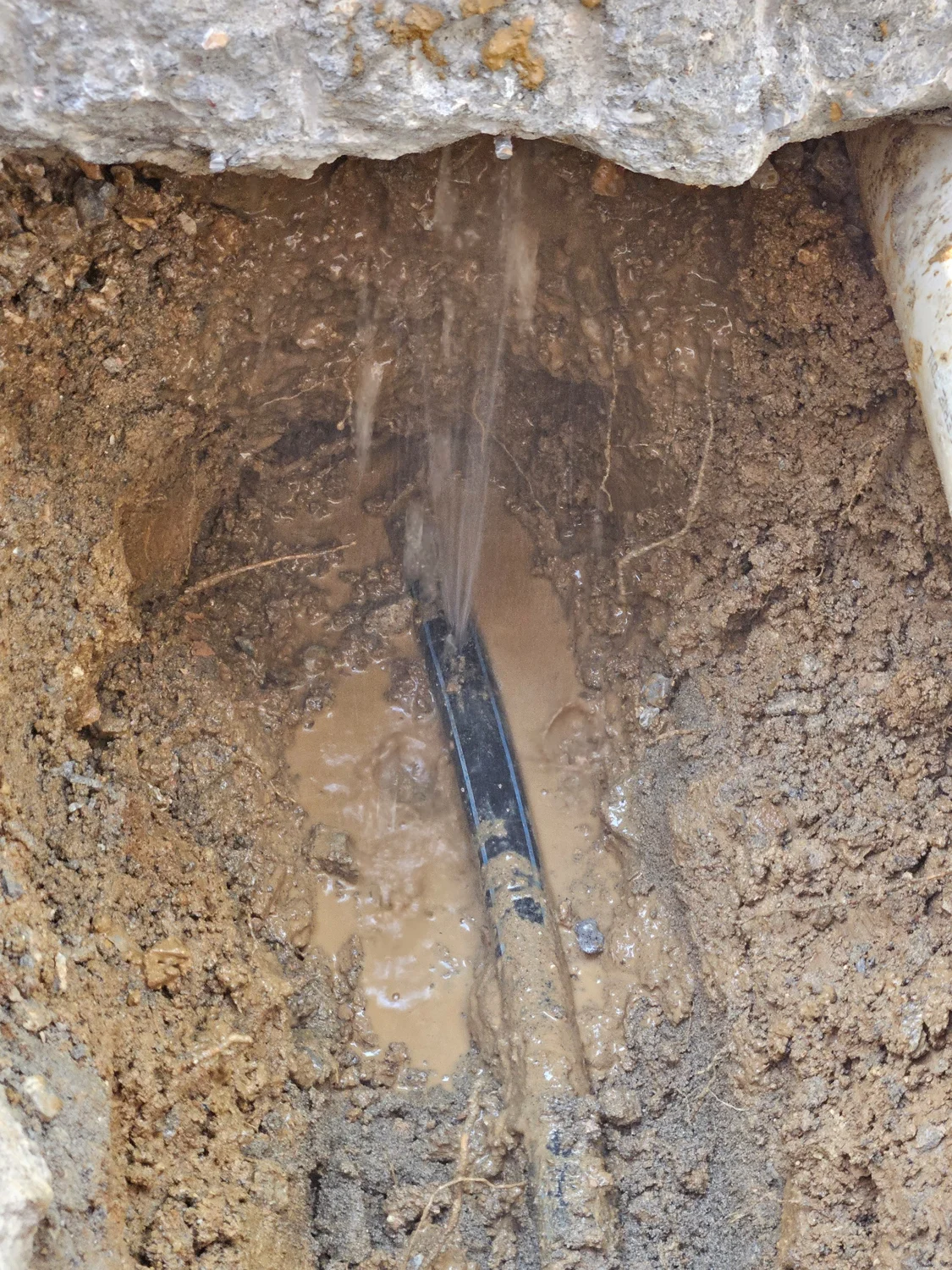 Fuoriuscita d’acqua dalla tubazione interrata dopo lo scavo