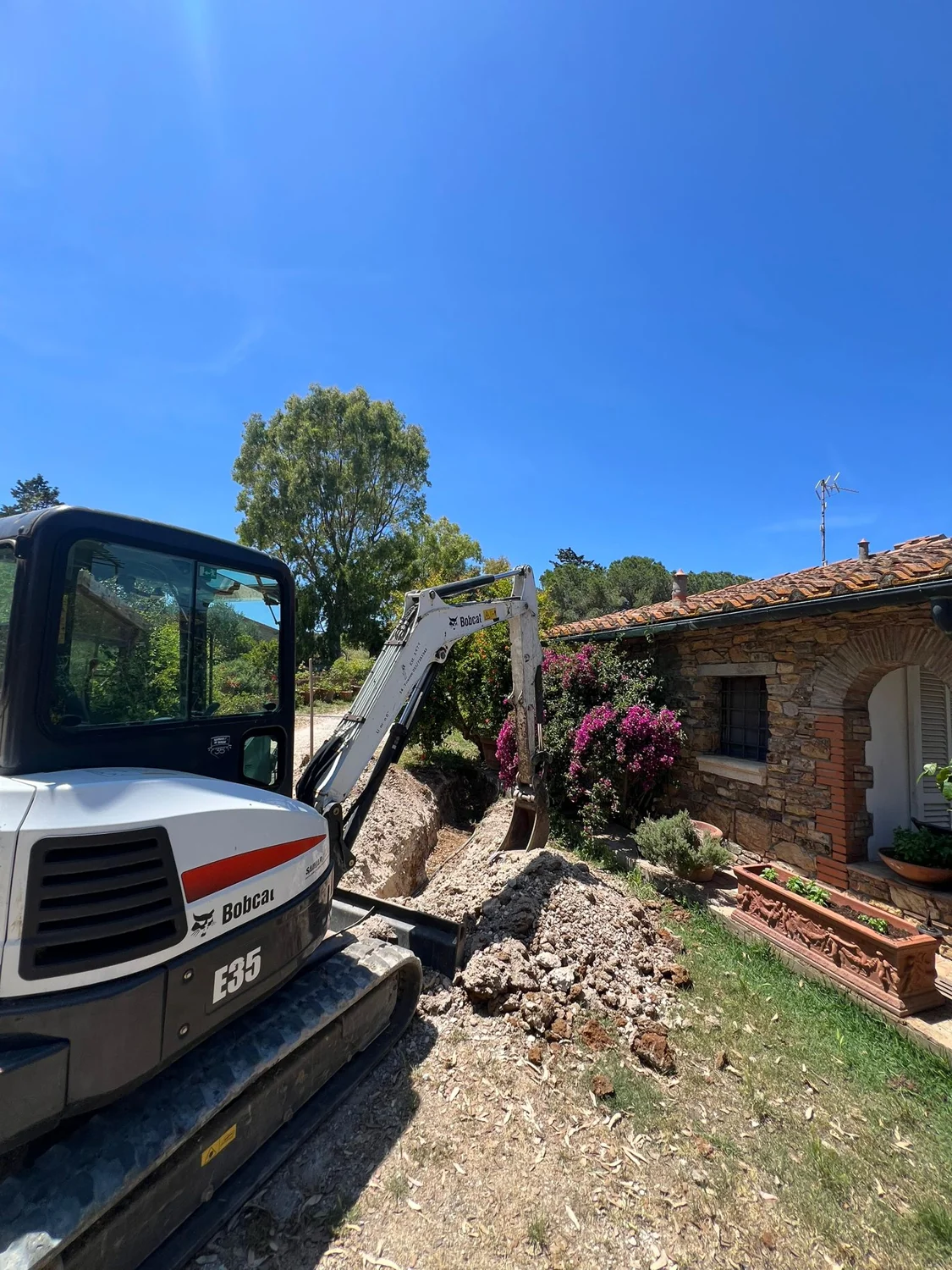 Escavatore durante lo scavo per la nuova tubazione nell’area esterna