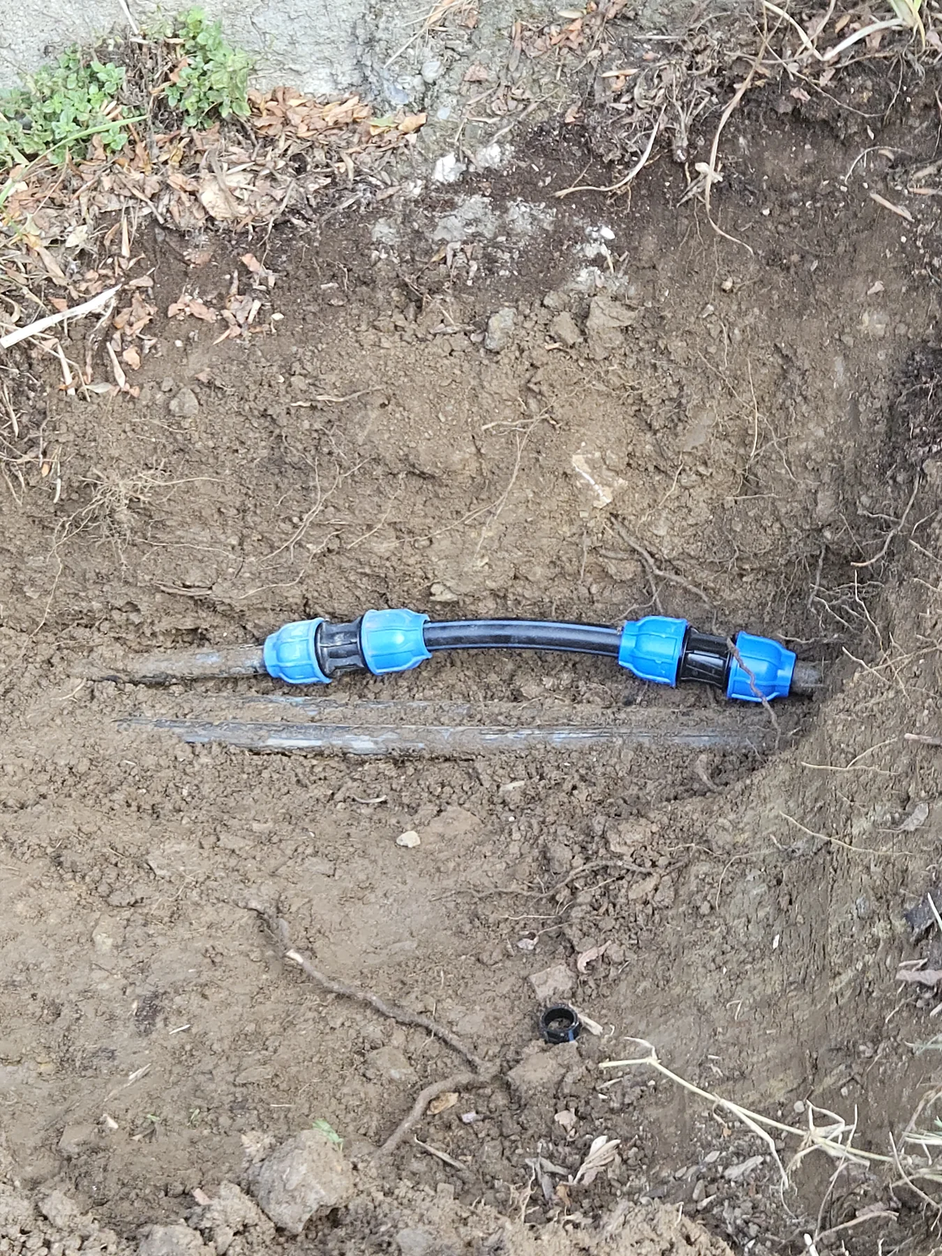 Tubazione riparata con raccordi dopo la localizzazione della perdita a Castagneto Carducci