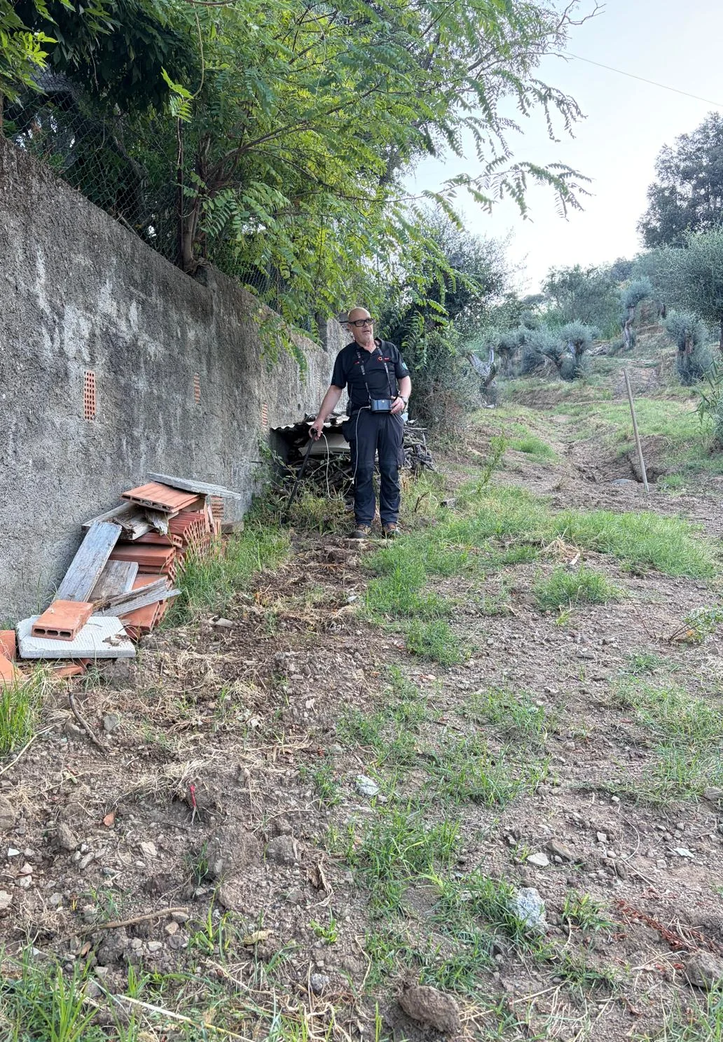 Tecnico SEE TECH durante una ricerca perdita acqua in area collinare a Castagneto Carducci