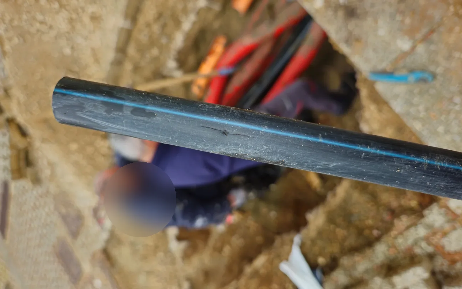 Lesione visibile sul tubo in polietilene che causava la perdita a Castiglioncello