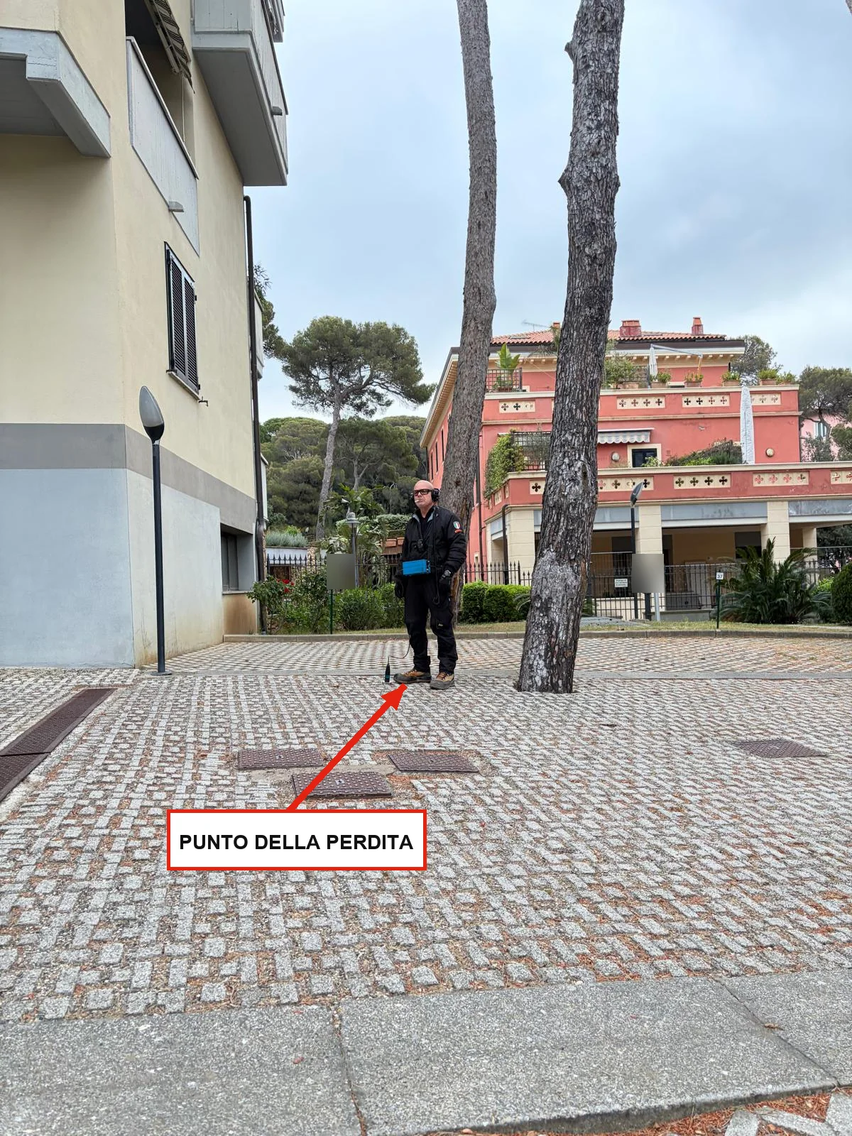 Tecnico SEE TECH nel punto della perdita indicato prima dello scavo a Castiglioncello