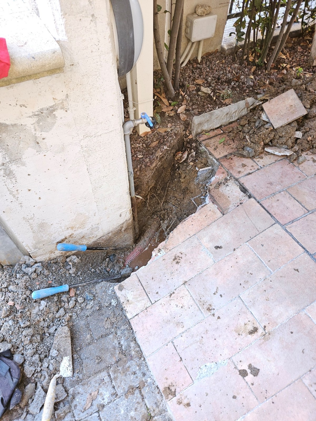 Area aperta e tubazione raggiunta dopo lo scavo.