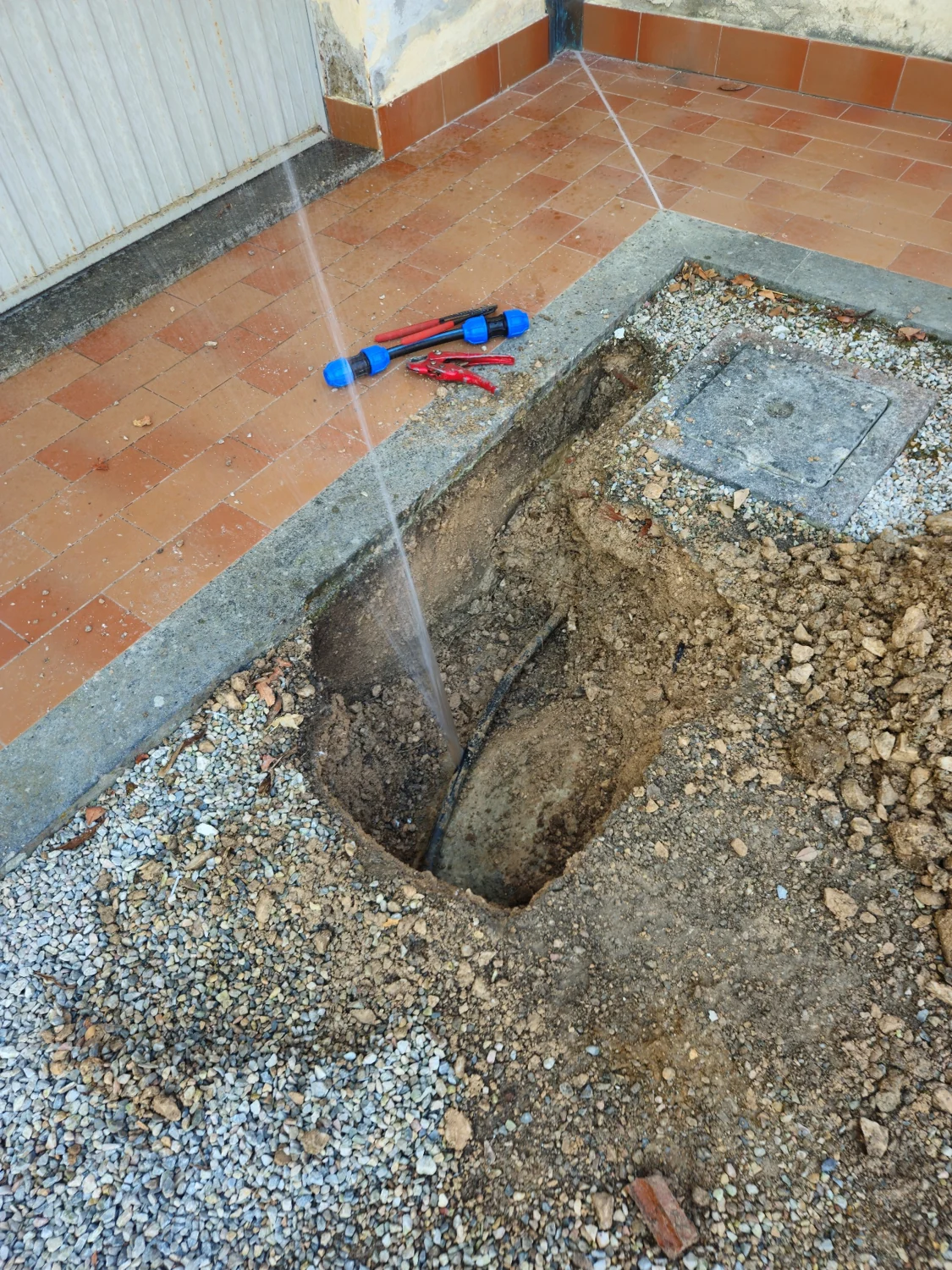 Zampillo d’acqua visibile dalla tubazione scoperta durante l’intervento a Donoratico