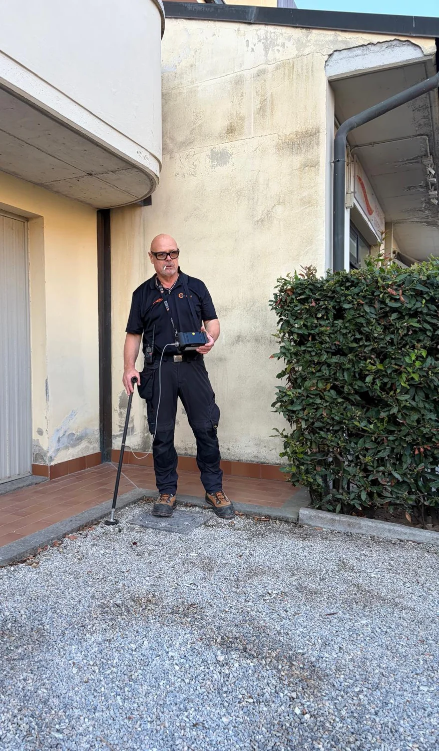 Tecnico SEE TECH con la strumentazione di ricerca nell’area esterna a Donoratico