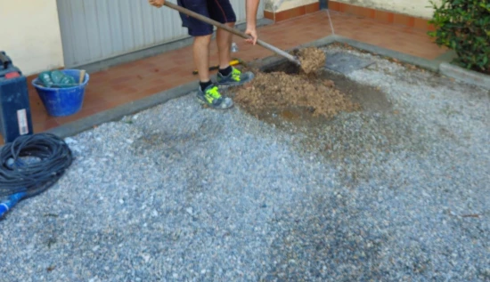 Scavo manuale in corso nell’area individuata durante la ricerca della perdita a Donoratico
