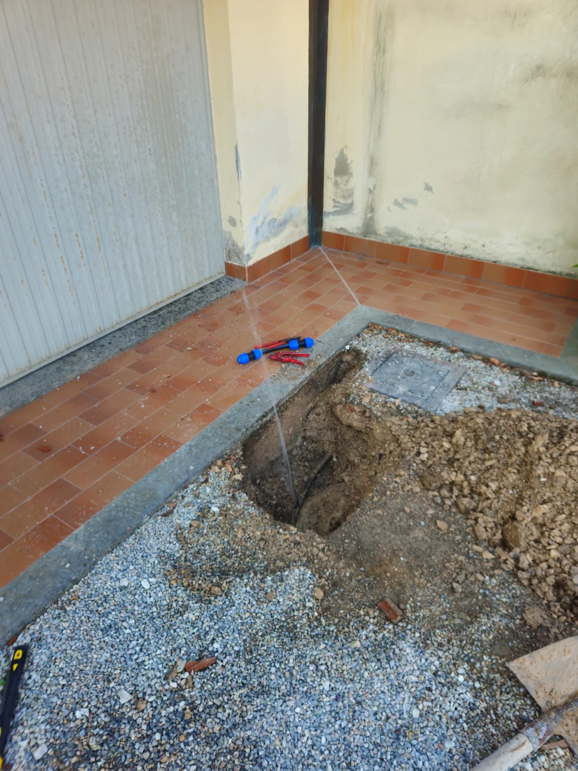 Scavo che mette a vista la tubazione interrata nell’area condominiale a Donoratico