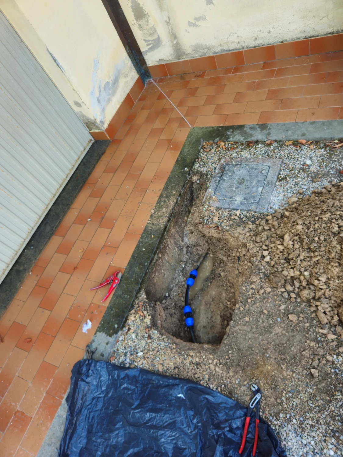 Tratto in polietilene sostituito e collegato con due manicotti dopo la ricerca della perdita