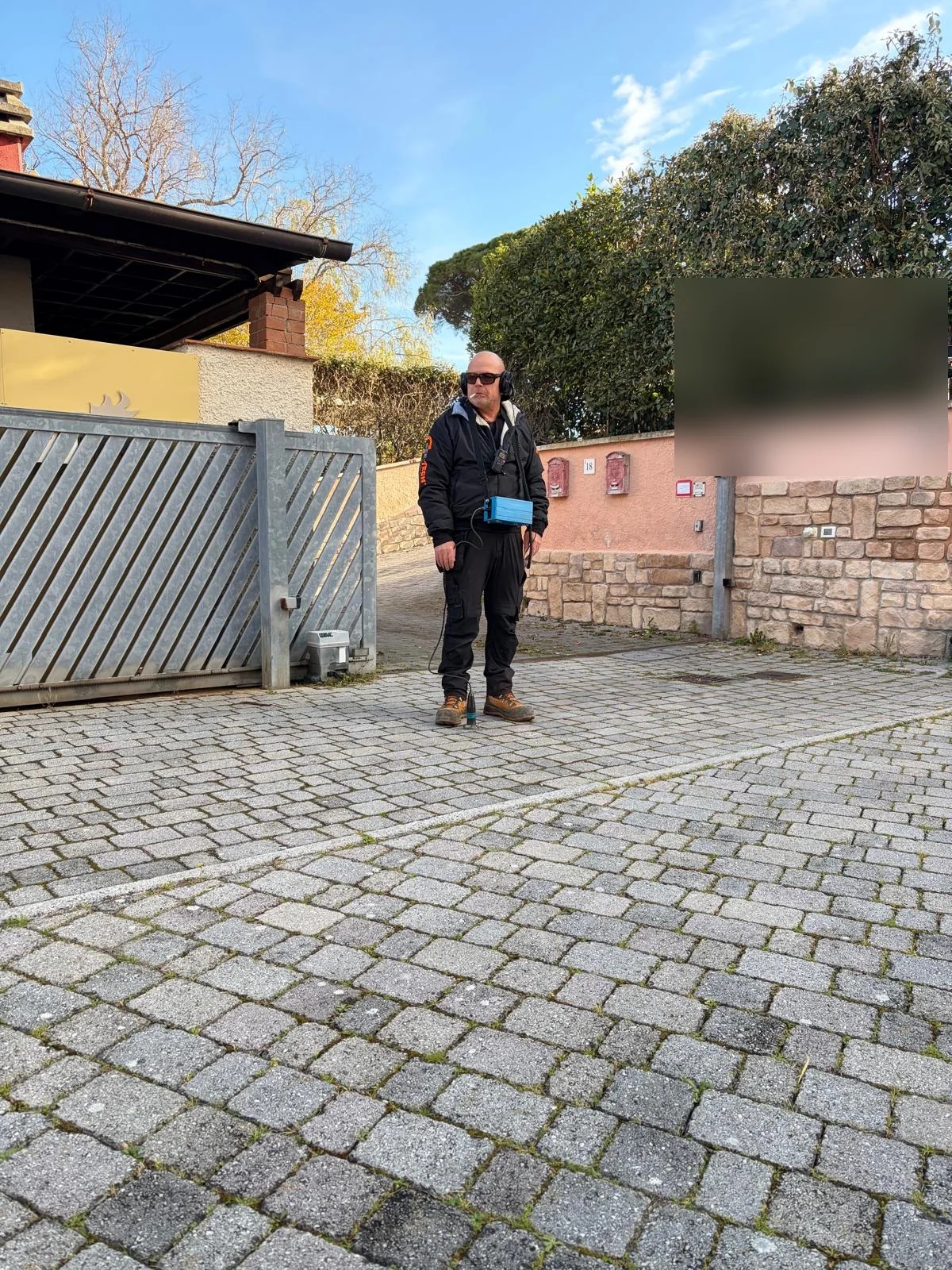 Tecnico SEE TECH nel punto localizzato prima dello scavo a Montenero