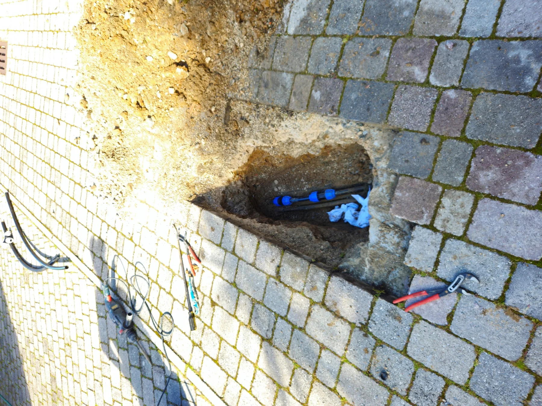 Riparazione della tubazione nel punto di scavo a Montenero