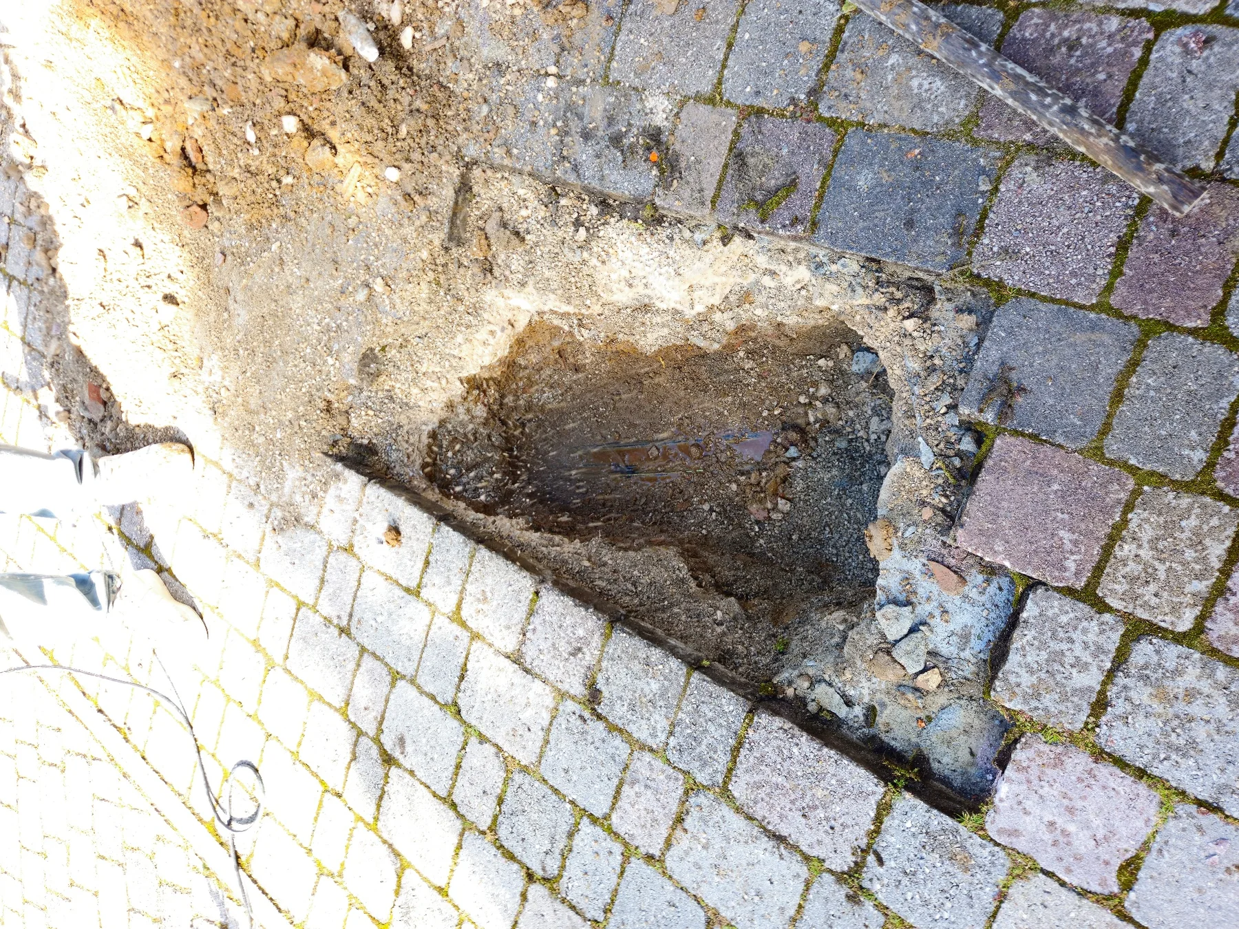 Scavo completato nel punto della perdita a Montenero