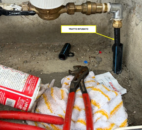 Collegamento lato contatore con freccia che indica il tratto intubato