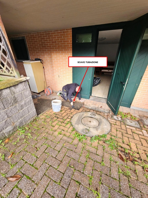 Apertura localizzata della pavimentazione davanti al garage per accedere alla tubazione