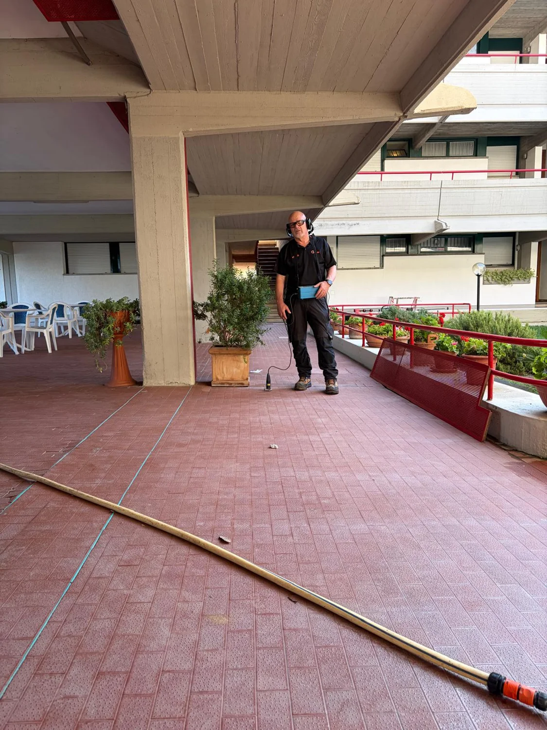 Tecnico SEE TECH con strumentazione sul percorso pavimentato interessato dalla ricerca perdite