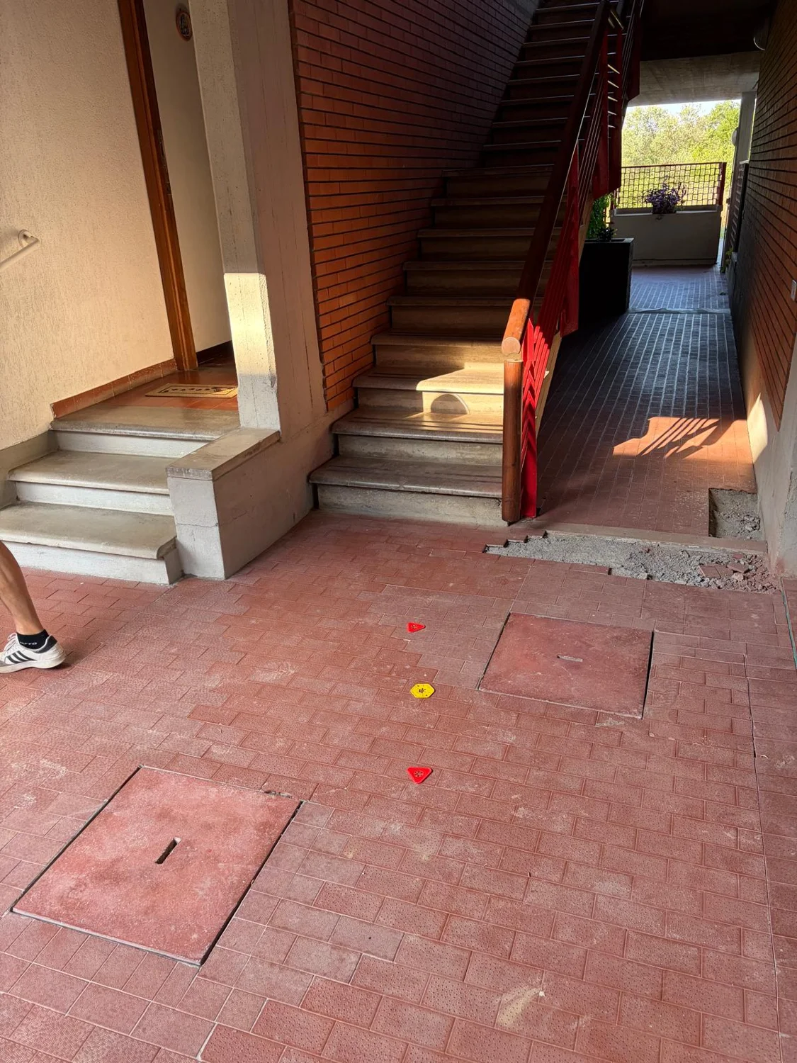 Secondo vano tecnico interrato nel percorso pavimentato