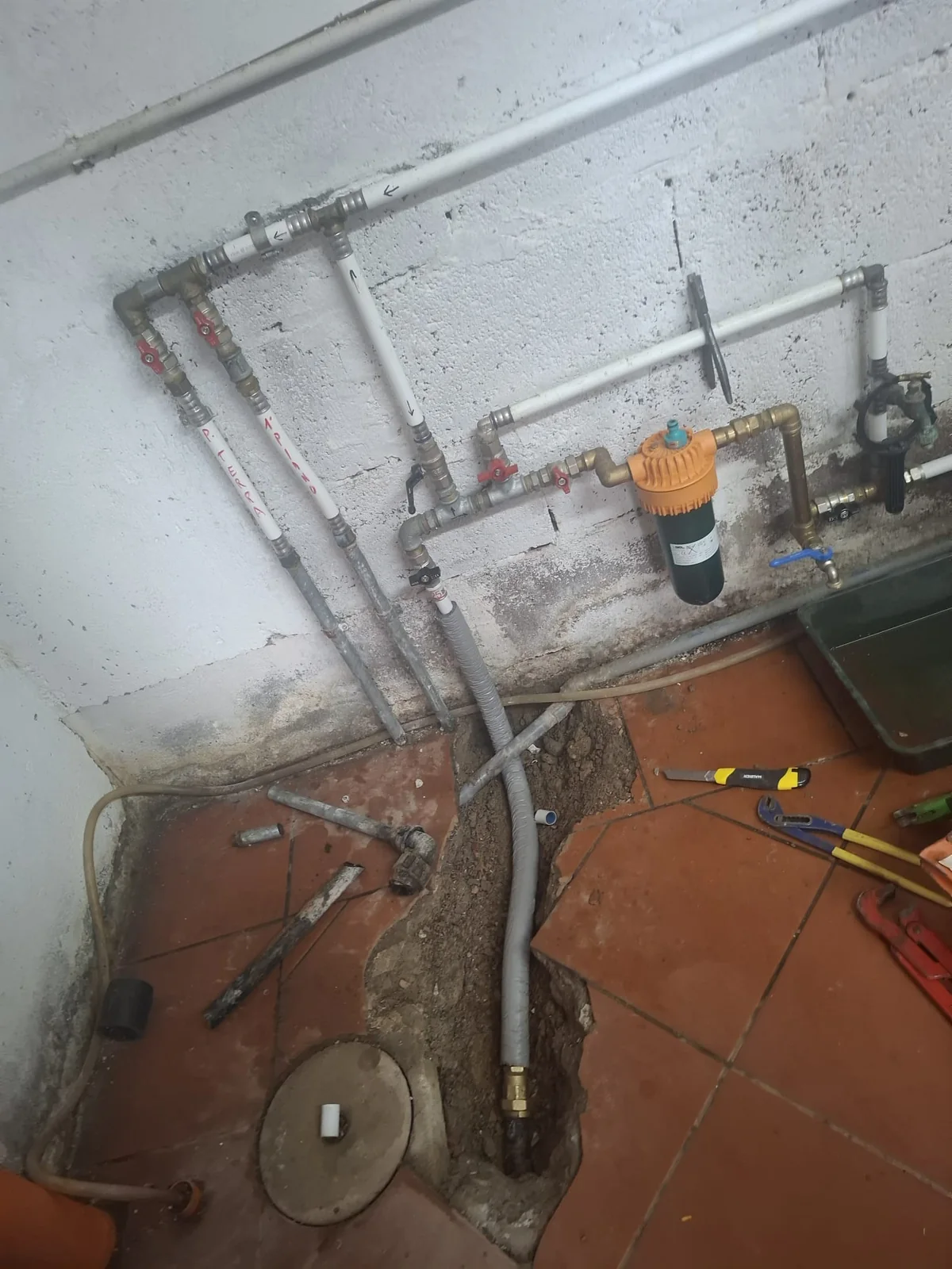 Tubazione riparata dopo la localizzazione della perdita d'acqua a Castiglioncello