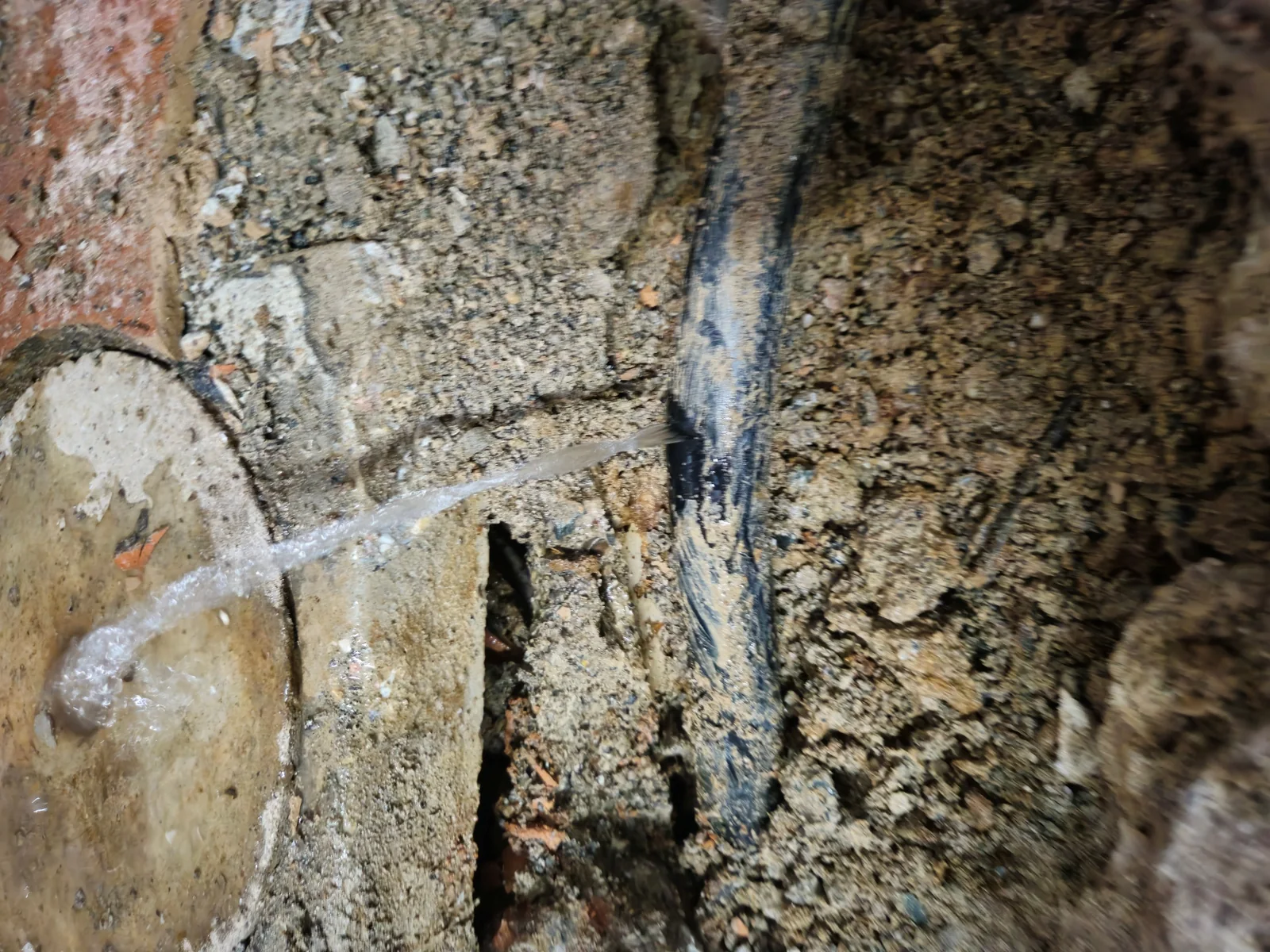 Zampillo d'acqua dalla tubazione lesionata individuata a Castiglioncello