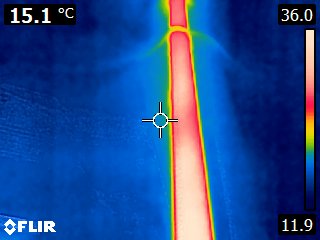Traccia termografica verticale e continua su parete