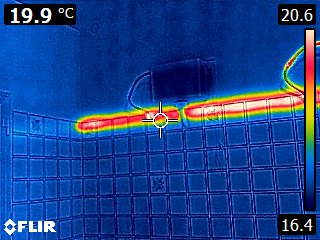 Tracciato orizzontale netto su parete piastrellata