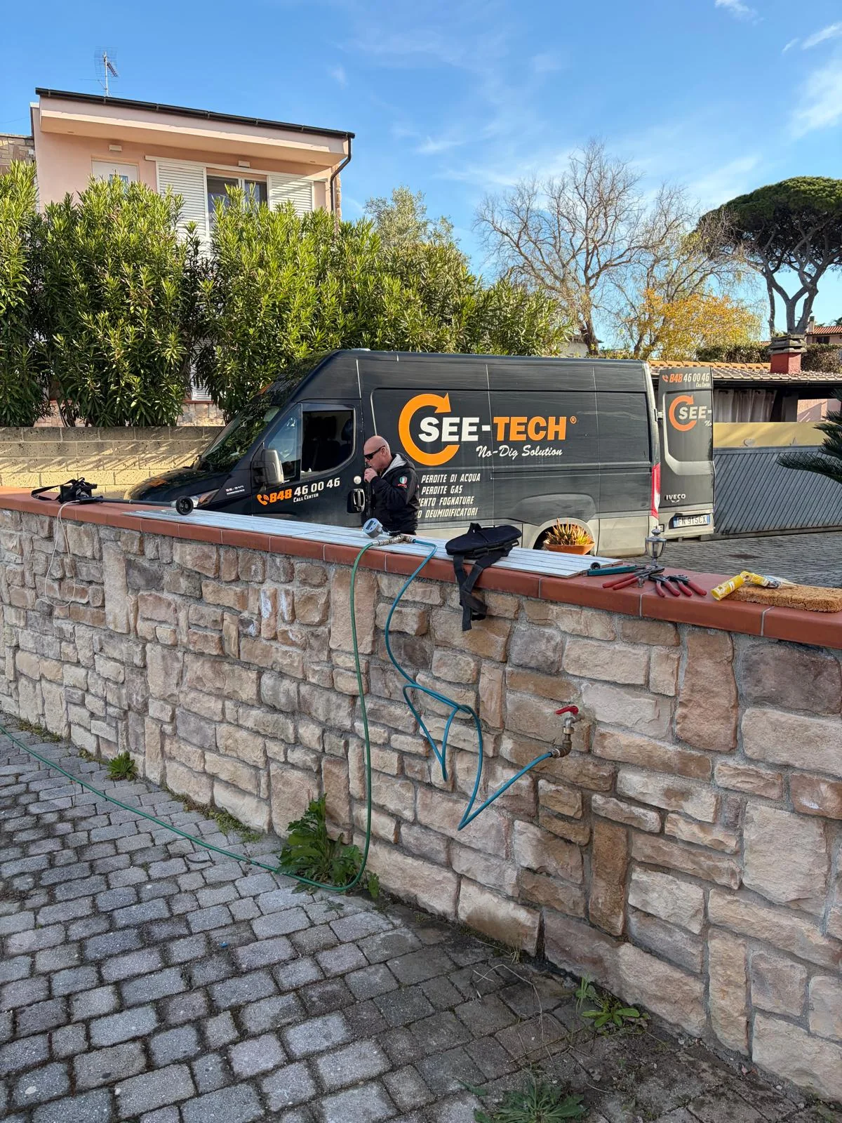 Tecnico, attrezzatura e furgone SEE TECH durante un intervento