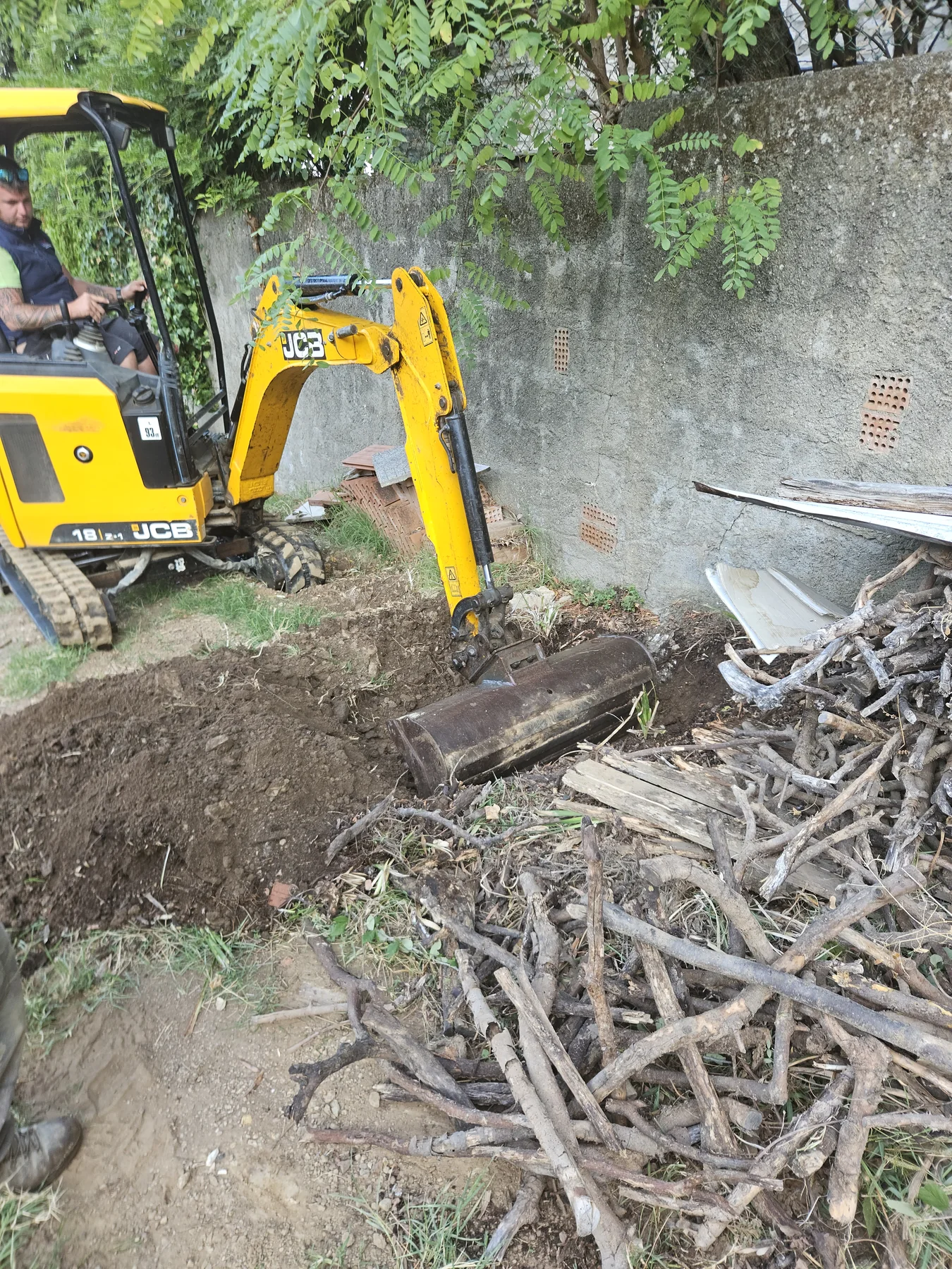 Scavo mirato con escavatore durante una ricerca perdita acqua
